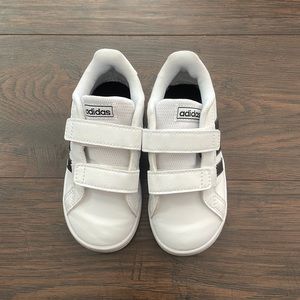 Adidas toddler boy size 8 tennis shoe